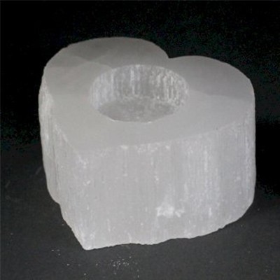 Coração em pedra branca translúcida com buraco central