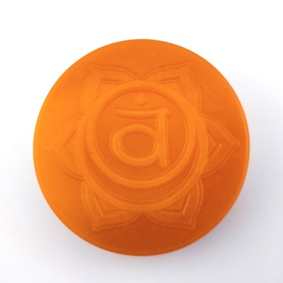 Sabão redondo laranja com símbolo em relevo e padrão floral
