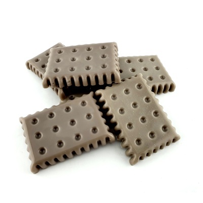 Bolachas retangulares de chocolate com textura pontilhada e bordas dentadas