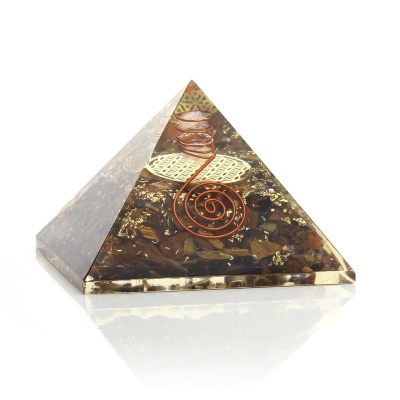 Pirâmide decorativa transparente com mola de cobre e pedras castanhas no interior