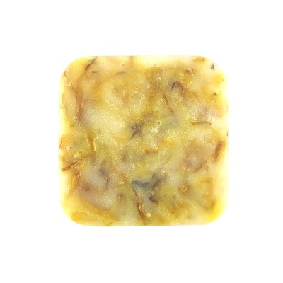 Quadrado translúcido amarelo com manchas castanhas sobre fundo branco