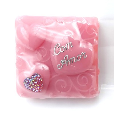 Sabonete quadrado rosa com corações e texto 'Com Amor' prateado
