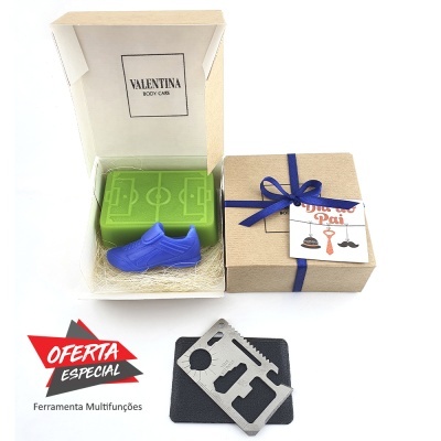 Caixa de presente com sabonetes de campo de futebol e chuteira, laço azul, etiqueta para o pai e ferramenta multifunções