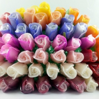 Velas aromáticas em forma de rosa multicoloridas empilhadas
