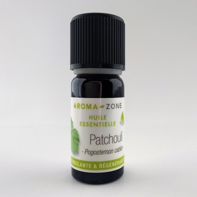 Frasco de óleo essencial de Patchouli com etiqueta em branco e verde
