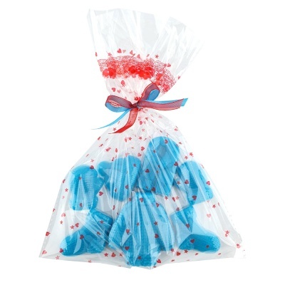 Sacolas transparentes com corações vermelhos e objetos azuis dentro