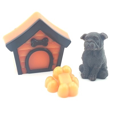 Miniatura de casota de cão, cão preto e ossos de brinquedo