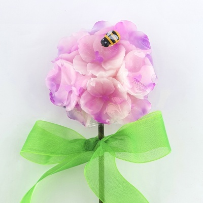 Flor artificial rosa e lilás com abelha e laço verde