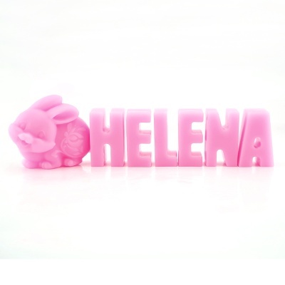 Lettras cor-de-rosa formando HELENA com coelho cor-de-rosa ao lado