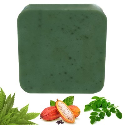 Sabonete verde quadrado com folhas e vagens de cacau em fundo branco