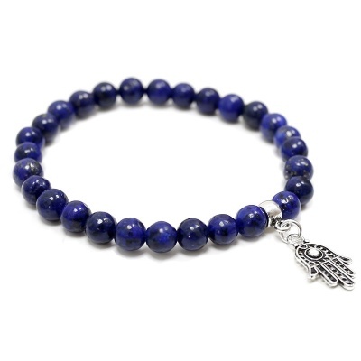 Pulseira azul escura com contas esféricas e pingente prateado de mão Hamsá