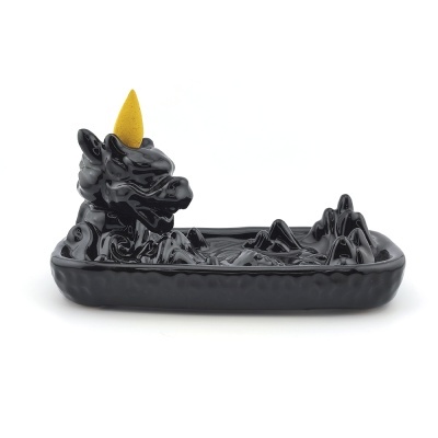 Incensário preto em cerâmica com forma de dragão e cone de incenso amarelo