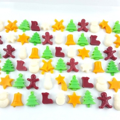 Doces coloridos em formatos variados natalícios sobre fundo branco