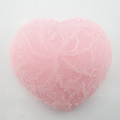 Esponja de banho coração cor-de-rosa com textura rendada