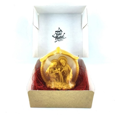 Figura da Sagrada Família dourada em caixa branca com texto 'Feliz Natal'