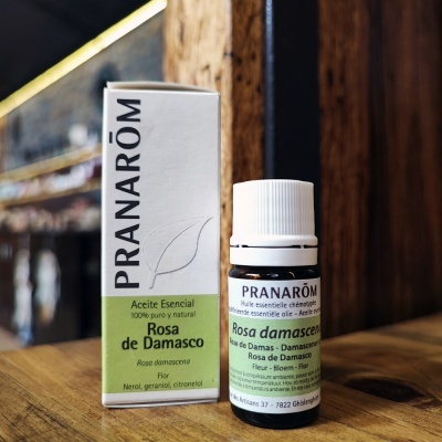 Frasco e caixa Pranarôm óleo essencial Rosa de Damasco com rótulos branco e verde