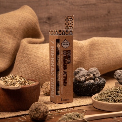 Embalagem de 7 Hierbas Copal Bonfita Defumacion Activada com ervas e resinas em tigelas de madeira e pedra em fundo de tecido saco de estopa.