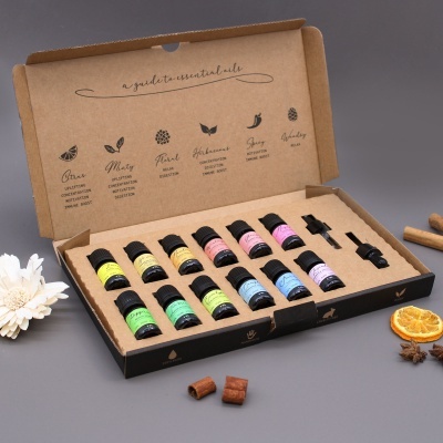 Conjunto de 12 frascos de óleos essenciais em caixa de cartão com descrições