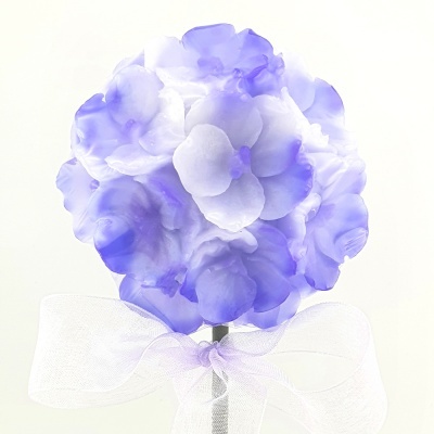 Buquê de flores artificiais lilás e branco com fita branca