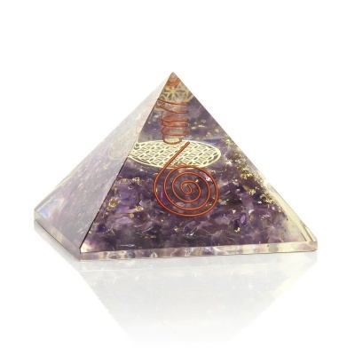 Pirâmide de resina transparente com pedras roxas e espiral de cobre