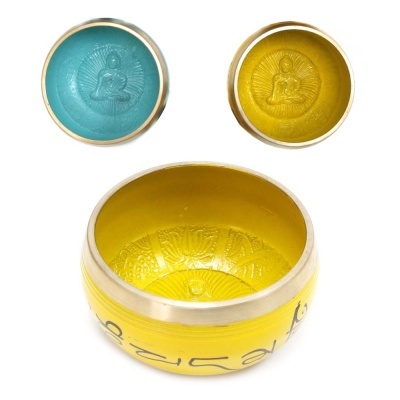 Três tigelas metálicas coloridas com bordas prateadas e gravações em relevo.