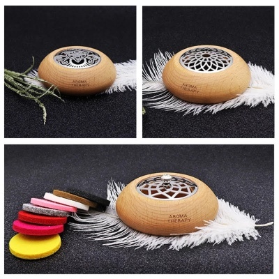 Difusores redondos de madeira com tampas metálicas decorativas e discos de feltro coloridos