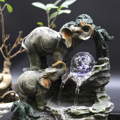 Fonte decorativa com dois elefantes cinzentos e esfera de vidro