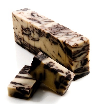 Sabonete artesanal marmoreado branco e castanho escuro em barras retangulares