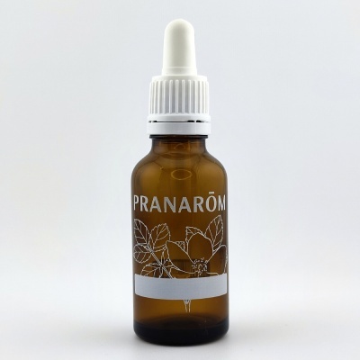 Frasco de vidro castanho com conta-gotas branco e rótulo PRANARÔM com folhas desenhadas