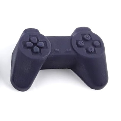 Comando de videojogo preto com botões visíveis em fundo branco