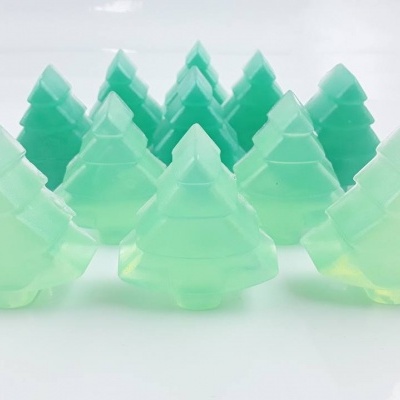 Sabonetes em forma de árvore de Natal verdes translúcidos