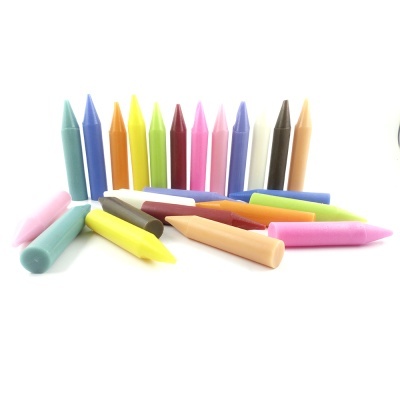 Lápis de cera coloridos apontados sobre fundo branco