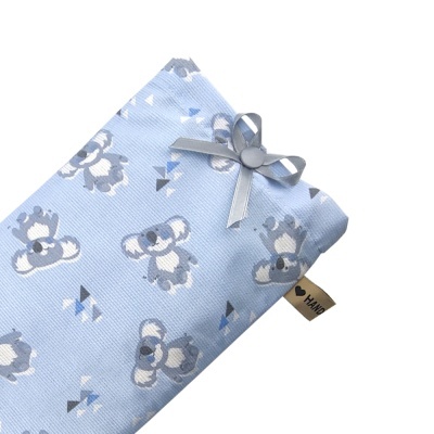 Estojo azul claro com padrão de ursos e laço cinza