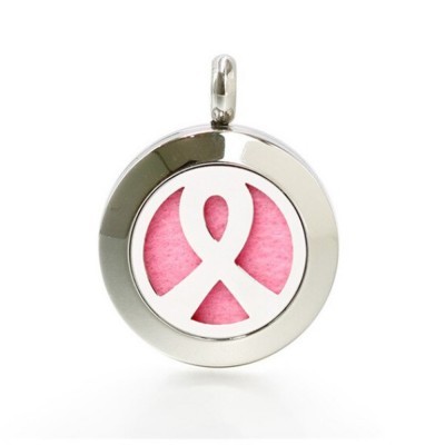 Pingente metálico prateado com interior rosa e laço recortado
