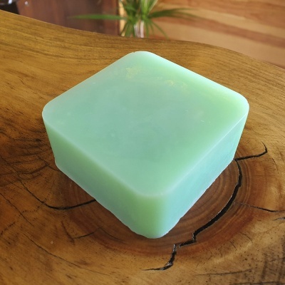 Sabonete quadrado azul-claro sobre madeira natural