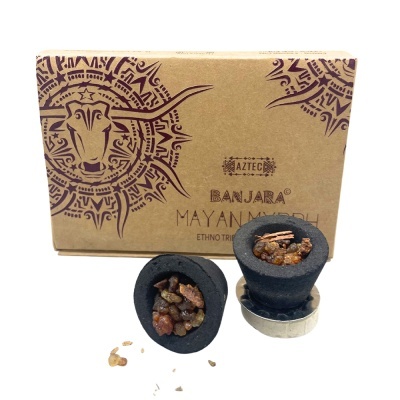 Incenso tradicional em recipientes de pedra preta com resina, caixa de papelão com desenhos tribais e texto AZTEC BANJARA