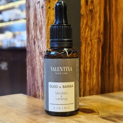 frasco de óleo de barba Valentina em mesa de madeira com fundo de madeira