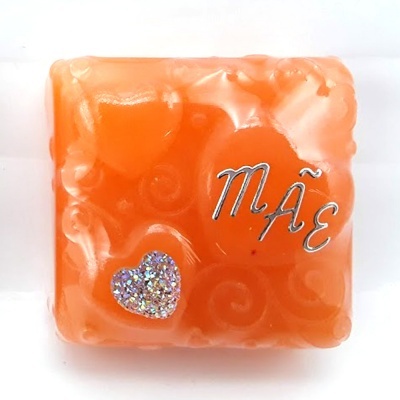 Sabonete quadrado laranja com 'MÃE' e coração prateado brilhante