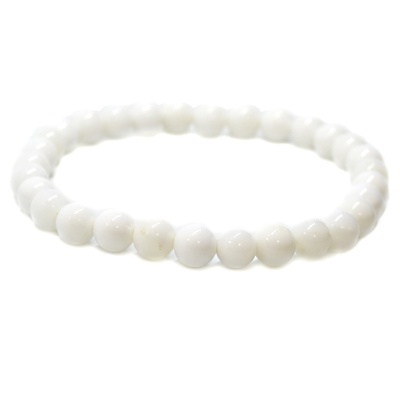 Pulseira de contas brancas redondas com acabamento brilhante