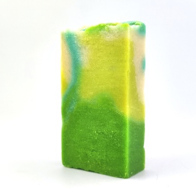 Sabonete em barra multicolorido com tons de verde, amarelo, azul e branco