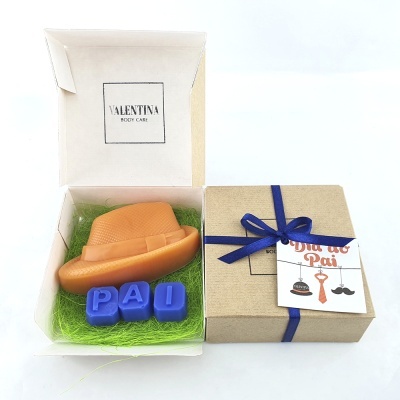 Caixa de presente com sabonetes em formato de chapéu e letras na cor azul, com embalagem e cartão para Dia do Pai.