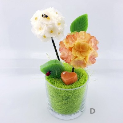 Mini vaso transparente com flores artificiais e decoração com joaninha e coração