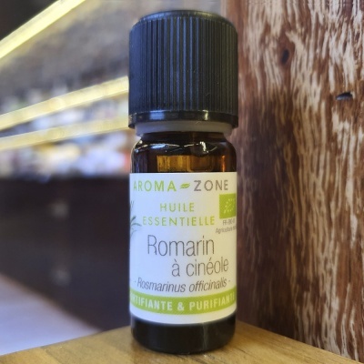 Frasco pequeno de óleo essencial Romarin à cinéole AROMA-ZONE com rótulo branco e texto colorido