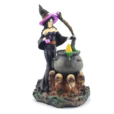 Figurinha de bruxa com caldeirão e crânios em base texturizada