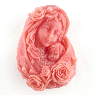 Escultura cor-de-rosa de mulher com criança e flores em relevo