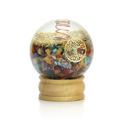 Orgonite esfera com pedras coloridas e base de madeira