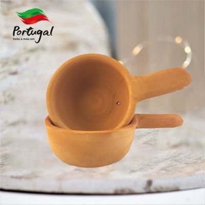 Duas cacerolas de barro castanho claro empilhadas com cabos à direita e logo Portugal à esquerda