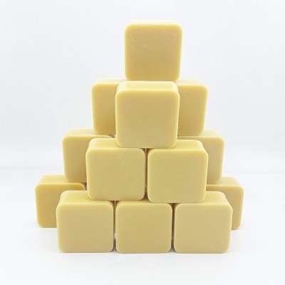 Pirâmide de cubos amarelo-claros lisos empilhados sobre fundo branco