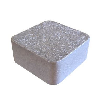 Bloco de pavimentação quadrado em betão cinzento claro com cantos arredondados