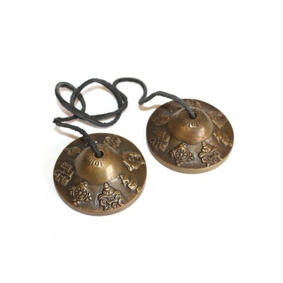 Par de címbalos de mão metálicos bronzeados com cordão preto e símbolos gravados.